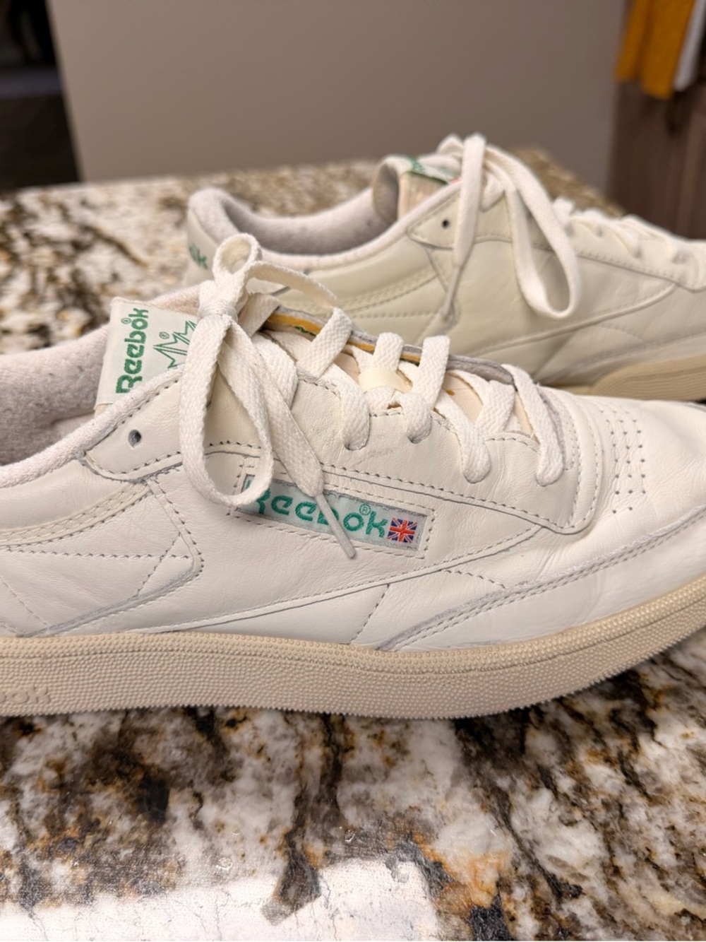 Reebok Men’s Size 12 Vintage White Leather with Green Logo Accent Sneakers - Picture 2 of 9